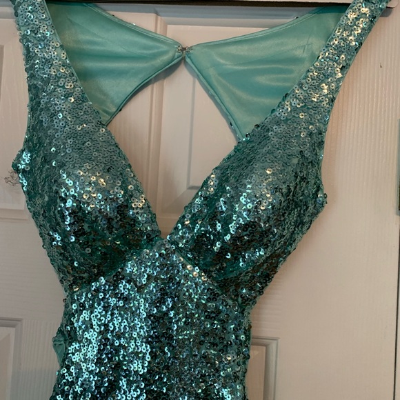 Size 0, Faviana sequinned gown.  Worn once. In perfect condition. - Picture 4 of 9